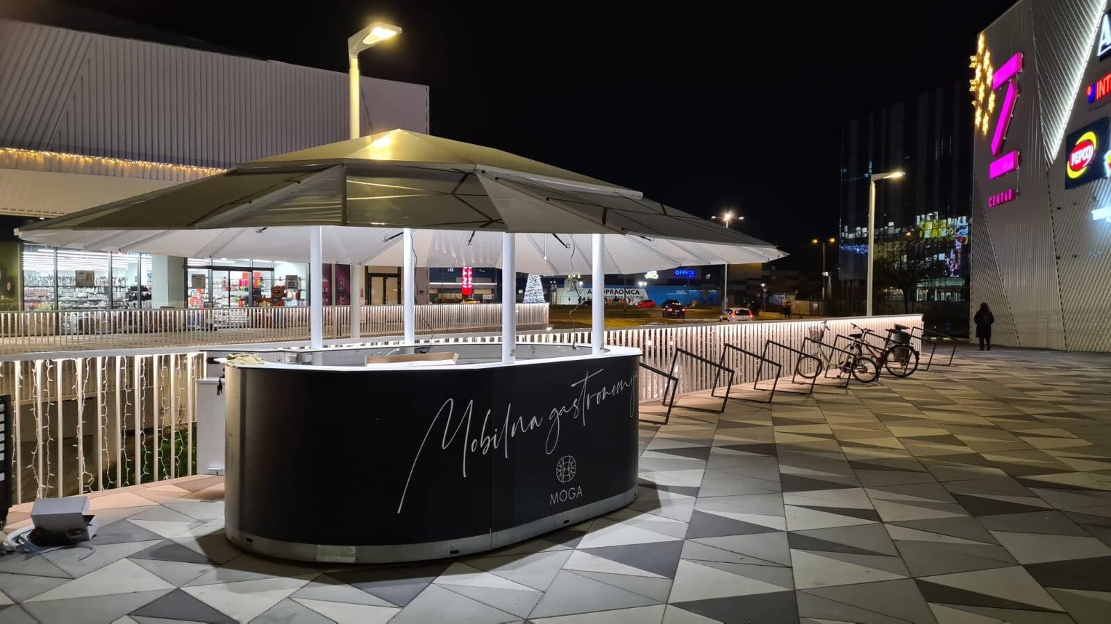 Mobilni bar u večernjem ambijentu trgovačkog centra Mobilni bar ispred trgovačkog centra noću